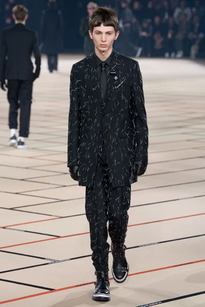 Look 19